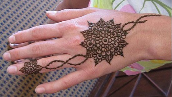 Floral-Hand-Ornament-Circle-Mehndi-Design 117