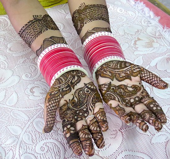 Peacock style bangle mehndi design (1)