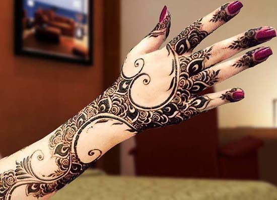 Stylish Dubai Mehndi Design For Back Hand