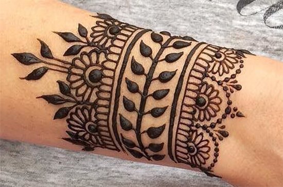 Unique and stunning bracelet Mehandi design
