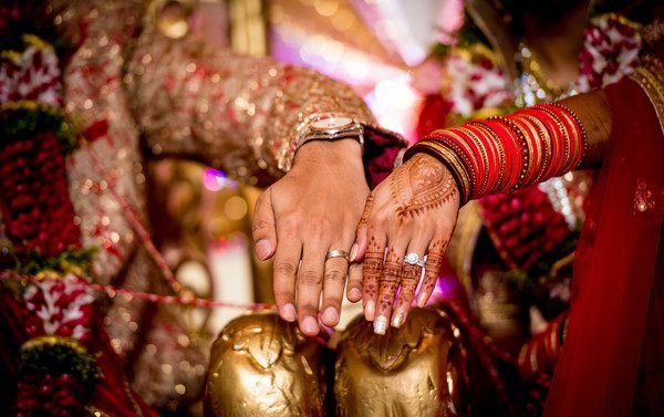 5 Exquisite Candid Poses Inspired By Engagement Rings.