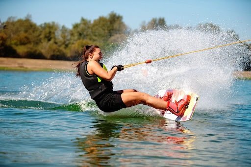 What are the water sports available in Dubai?